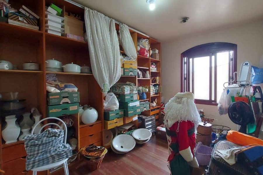 Casa com 382m², 3 vagas, no bairro Santa Catarina em Caxias do Sul para Comprar