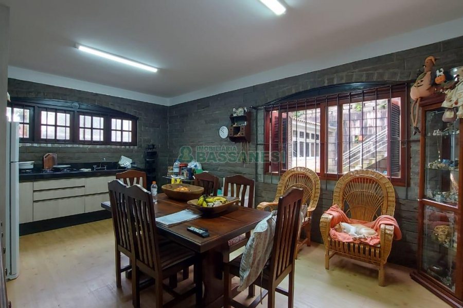 Casa com 382m², 3 vagas, no bairro Santa Catarina em Caxias do Sul para Comprar