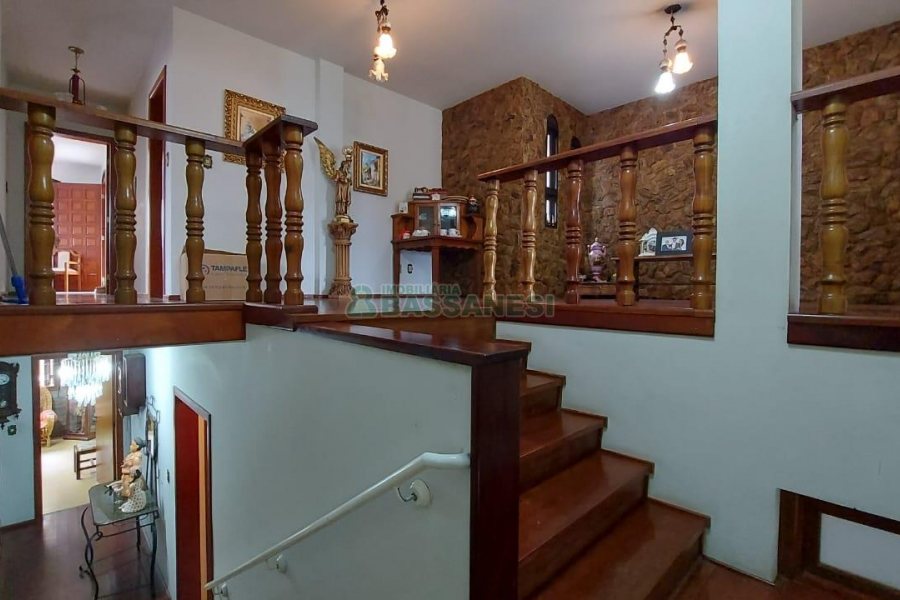 Casa com 382m², 3 vagas, no bairro Santa Catarina em Caxias do Sul para Comprar