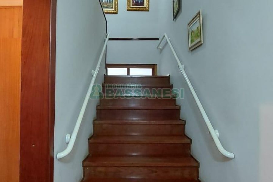 Casa com 382m², 3 vagas, no bairro Santa Catarina em Caxias do Sul para Comprar