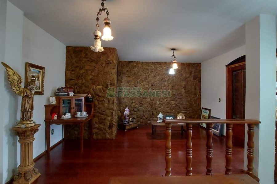 Casa com 382m², 3 vagas, no bairro Santa Catarina em Caxias do Sul para Comprar