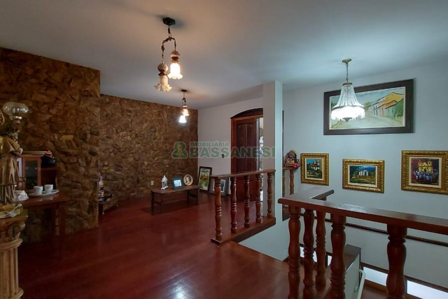 Casa com 382m², 3 vagas, no bairro Santa Catarina em Caxias do Sul para Comprar