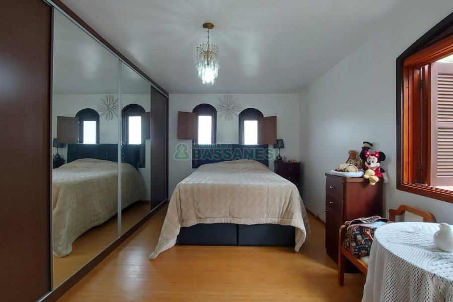 Casa com 382m², 3 vagas, no bairro Santa Catarina em Caxias do Sul para Comprar