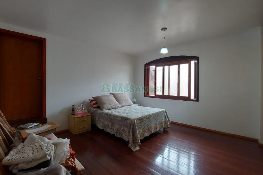 Casa com 382m², 3 vagas, no bairro Santa Catarina em Caxias do Sul para Comprar