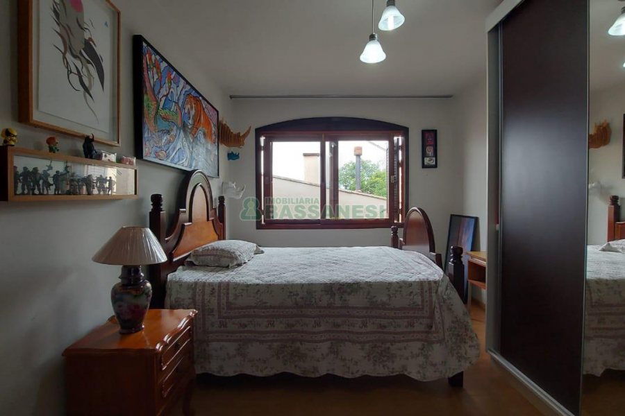 Casa com 382m², 3 vagas, no bairro Santa Catarina em Caxias do Sul para Comprar