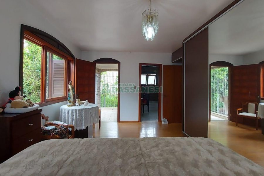 Casa com 382m², 3 vagas, no bairro Santa Catarina em Caxias do Sul para Comprar