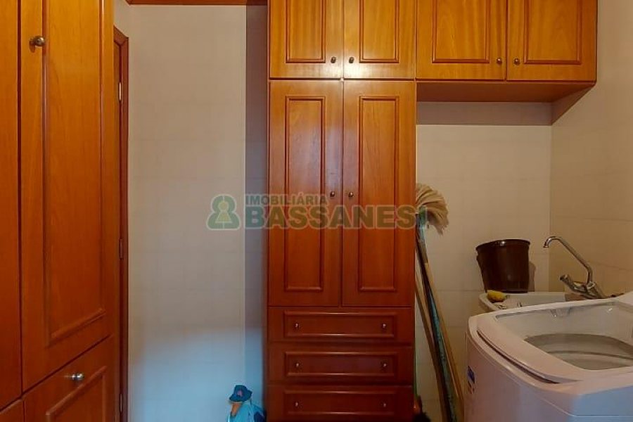 Casa com 382m², 3 vagas, no bairro Santa Catarina em Caxias do Sul para Comprar