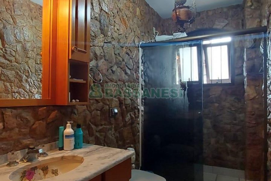 Casa com 382m², 3 vagas, no bairro Santa Catarina em Caxias do Sul para Comprar