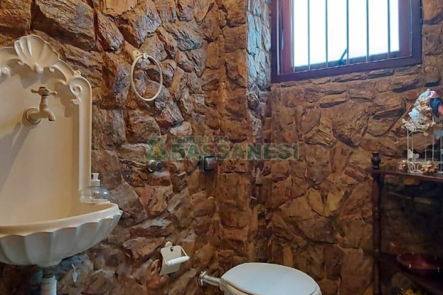 Casa com 382m², 3 vagas, no bairro Santa Catarina em Caxias do Sul para Comprar