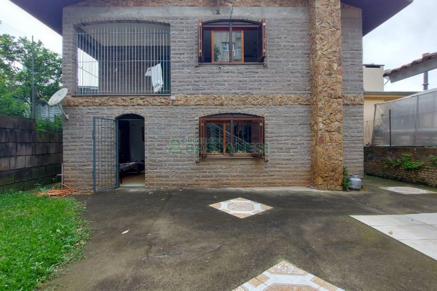 Casa com 382m², 3 vagas, no bairro Santa Catarina em Caxias do Sul para Comprar