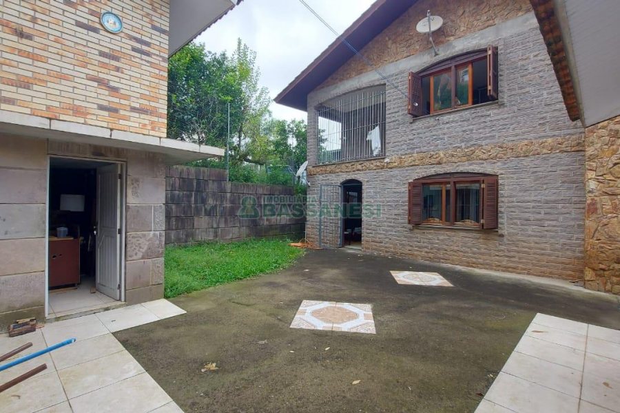 Casa com 382m², 3 vagas, no bairro Santa Catarina em Caxias do Sul para Comprar