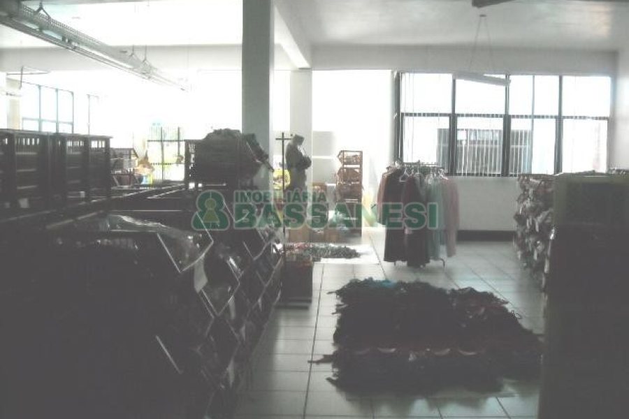 Sala com 1500m², no bairro Sagrada Família em Caxias do Sul para Alugar