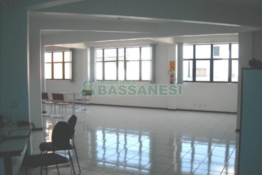 Sala com 1500m², no bairro Sagrada Família em Caxias do Sul para Alugar