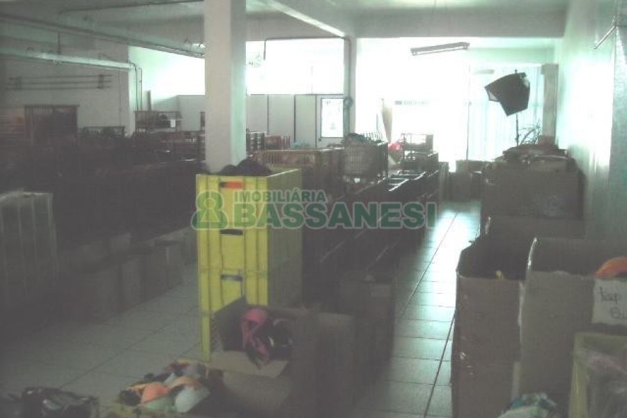 Loja com 400m², no bairro Sagrada Família em Caxias do Sul para Alugar