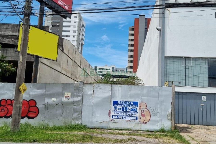 Terreno com 957m², no bairro Sanvitto em Caxias do Sul para Comprar