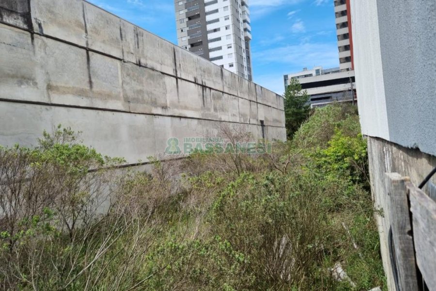 Terreno com 957m², no bairro Sanvitto em Caxias do Sul para Comprar