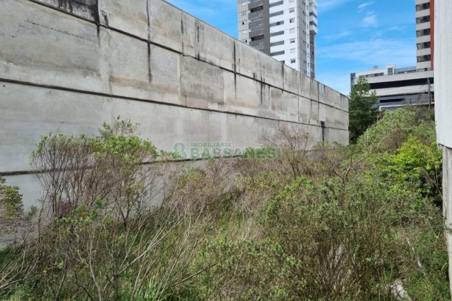 Terreno com 957m², no bairro Sanvitto em Caxias do Sul para Comprar