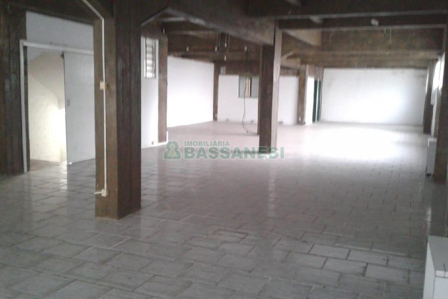 Loja com 270m², no bairro Exposição em Caxias do Sul para Alugar