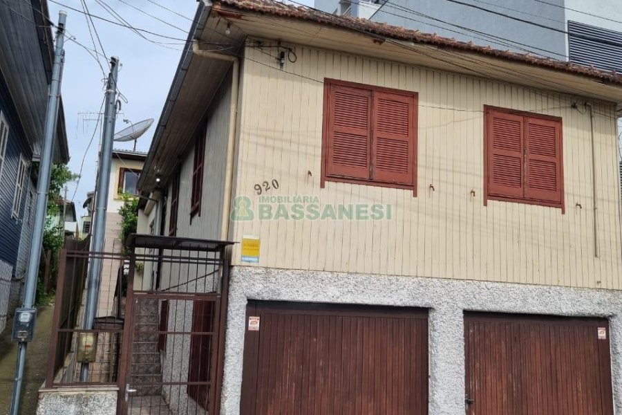 Casa com 155m², 6 dormitórios, 2 vagas, no bairro Panazzolo em Caxias do Sul para Comprar