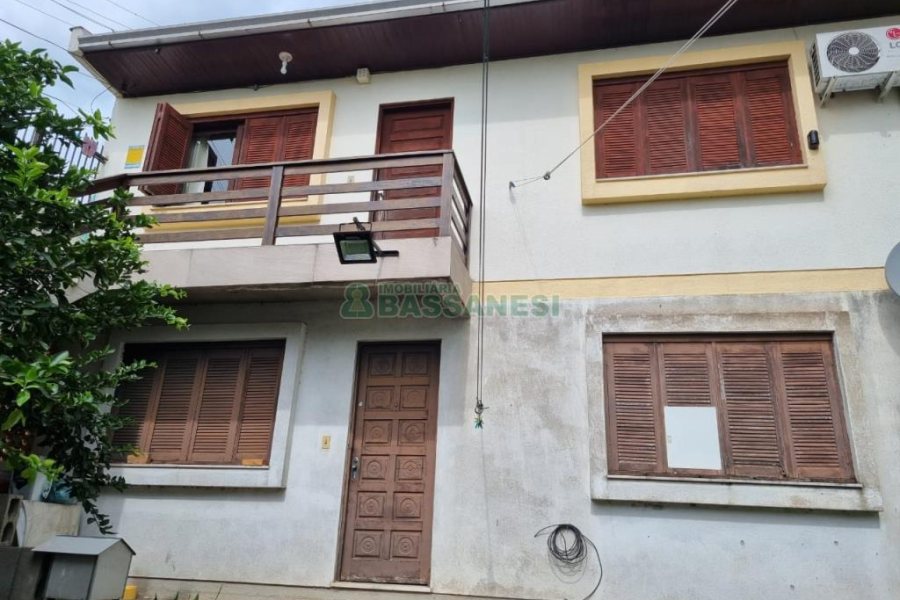 Casa com 155m², 6 dormitórios, 2 vagas, no bairro Panazzolo em Caxias do Sul para Comprar