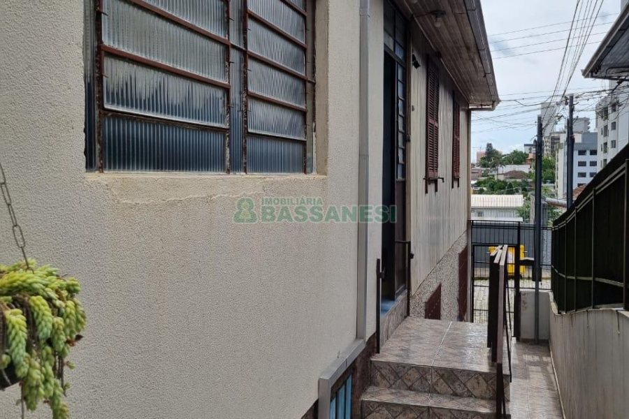 Casa com 155m², 6 dormitórios, 2 vagas, no bairro Panazzolo em Caxias do Sul para Comprar