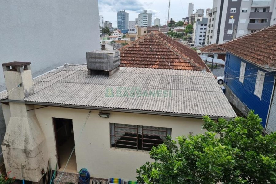 Casa com 155m², 6 dormitórios, 2 vagas, no bairro Panazzolo em Caxias do Sul para Comprar