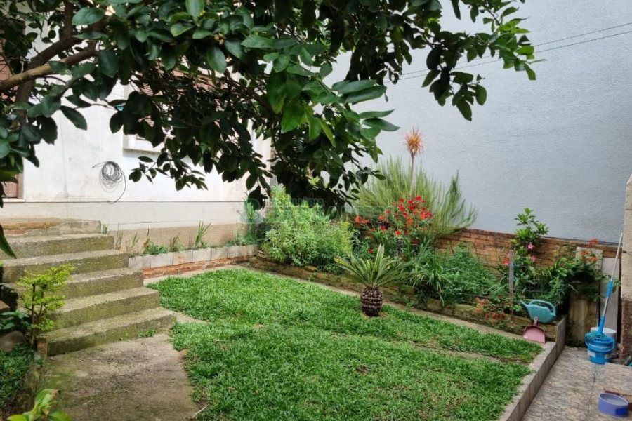 Casa com 155m², 6 dormitórios, 2 vagas, no bairro Panazzolo em Caxias do Sul para Comprar