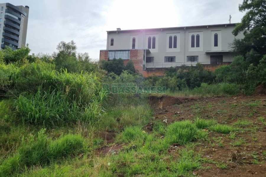 Terreno com 1185m², no bairro São Leopoldo em Caxias do Sul para Comprar