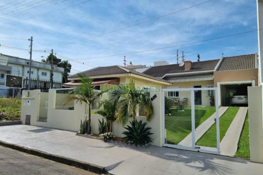 Casa com 139m², 3 dormitórios, 2 vagas, no bairro São Luiz em Caxias do Sul para Comprar