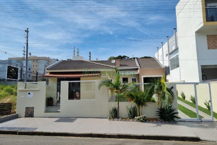 Casa com 139m², 3 dormitórios, 2 vagas, no bairro São Luiz em Caxias do Sul para Comprar