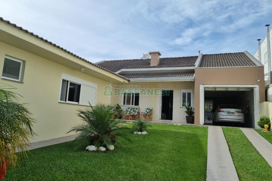 Casa com 139m², 3 dormitórios, 2 vagas, no bairro São Luiz em Caxias do Sul para Comprar