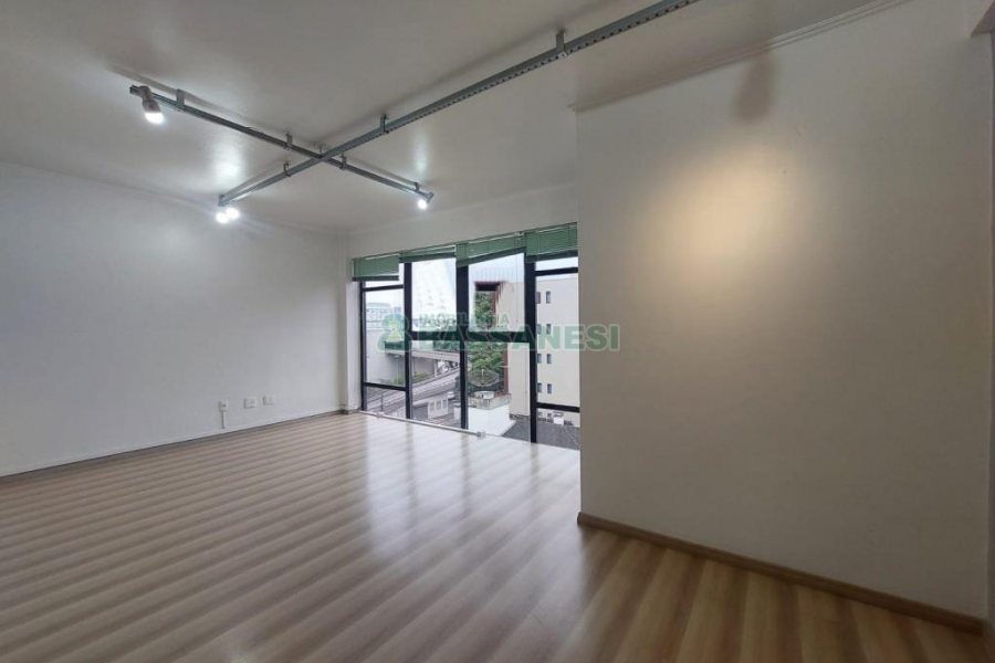 Sala com 24m², no bairro Centro em Caxias do Sul para Alugar