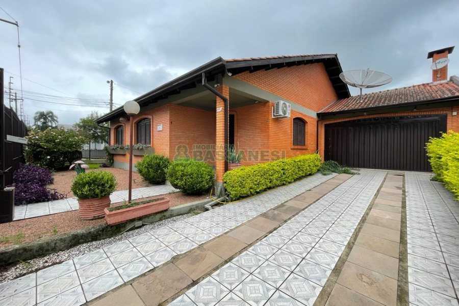 Casa com 260m², 3 dormitórios, 3 vagas, no bairro Interlagos em Caxias do Sul para Alugar