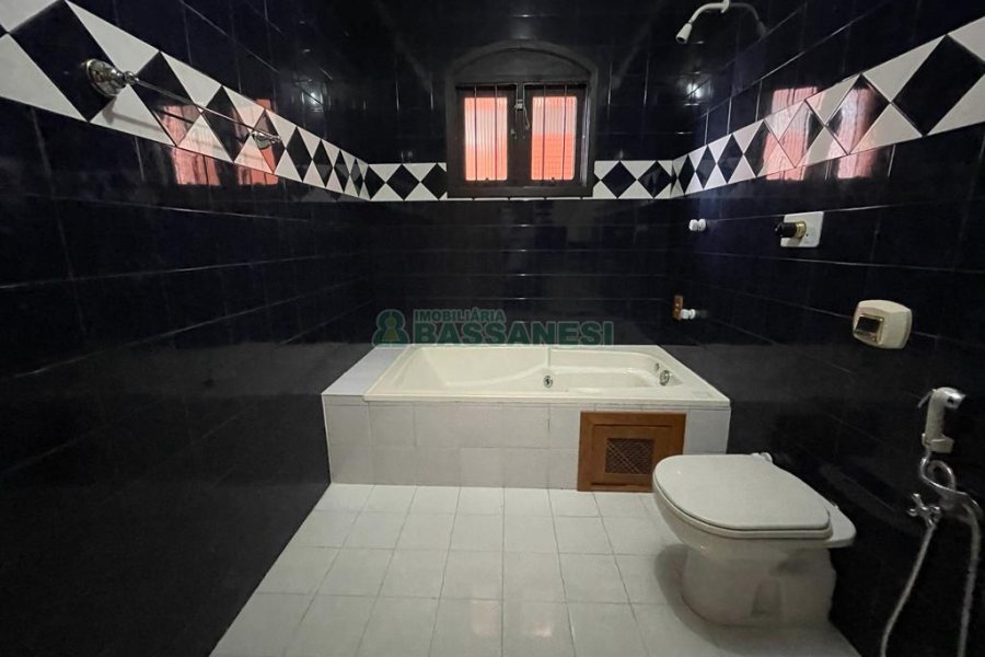 Casa com 260m², 3 dormitórios, 3 vagas, no bairro Interlagos em Caxias do Sul para Alugar