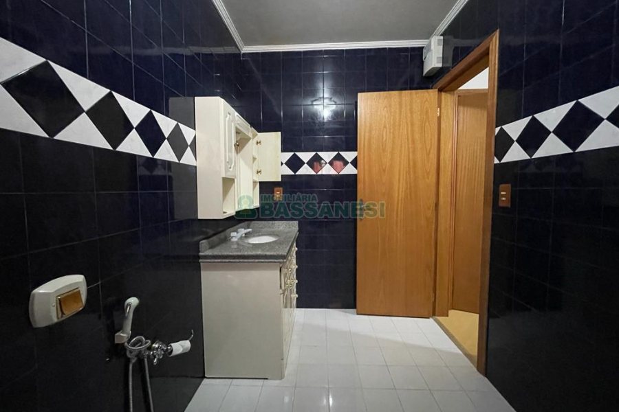 Casa com 260m², 3 dormitórios, 3 vagas, no bairro Interlagos em Caxias do Sul para Alugar