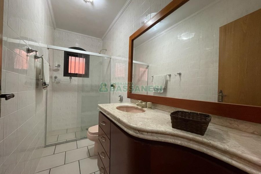 Casa com 260m², 3 dormitórios, 3 vagas, no bairro Interlagos em Caxias do Sul para Alugar