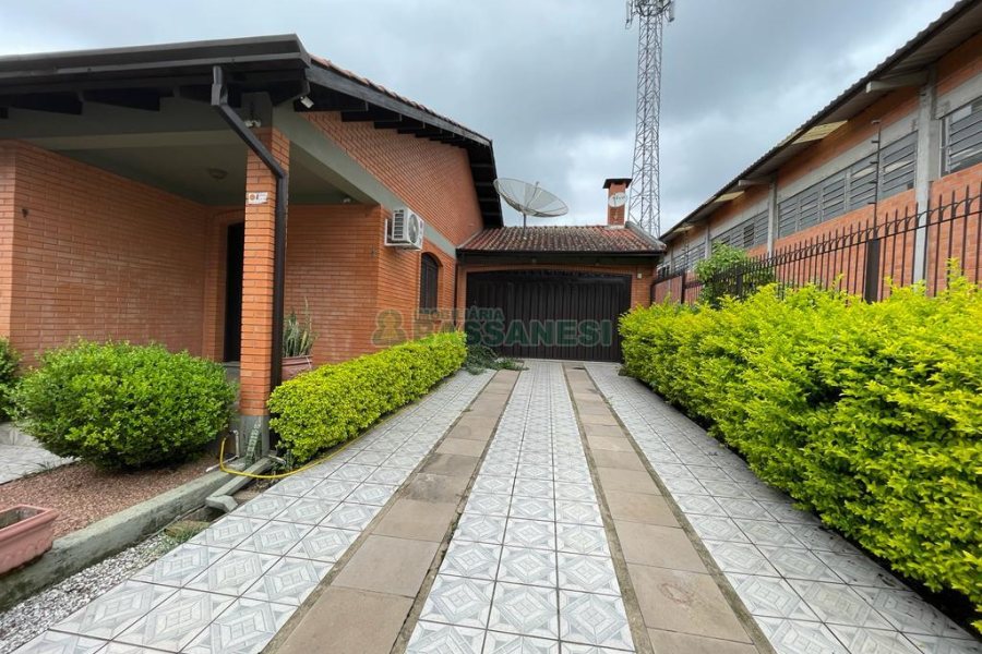 Casa com 260m², 3 dormitórios, 3 vagas, no bairro Interlagos em Caxias do Sul para Alugar