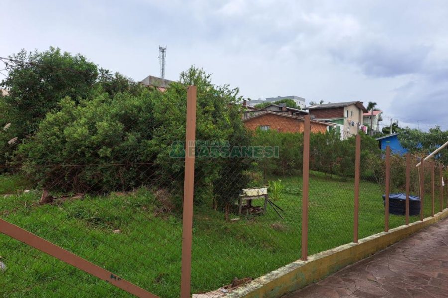 Terreno com 360m², no bairro Charqueadas em Caxias do Sul para Comprar