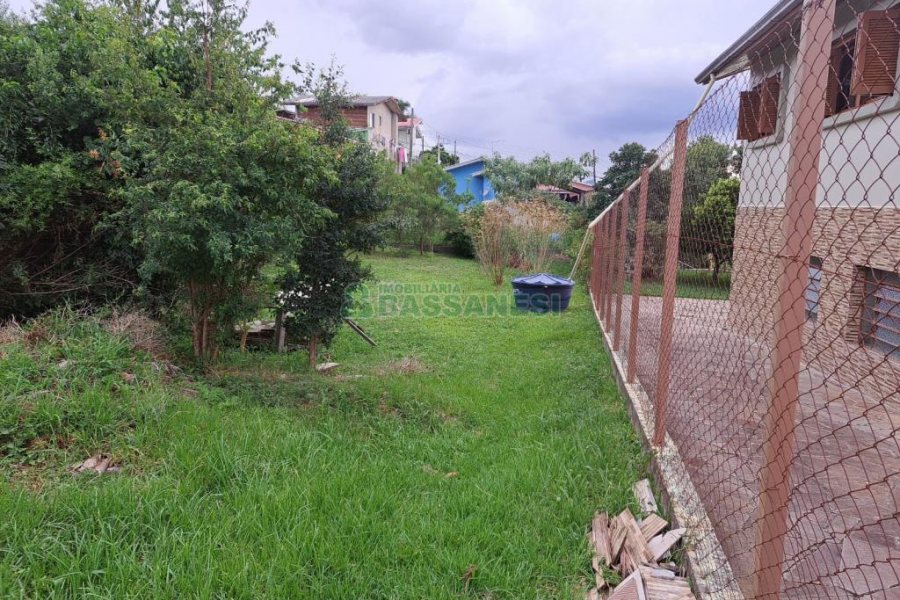 Terreno com 360m², no bairro Charqueadas em Caxias do Sul para Comprar