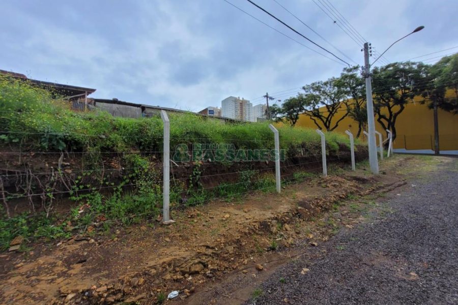 Terreno com 410m², no bairro Exposição em Caxias do Sul para Comprar