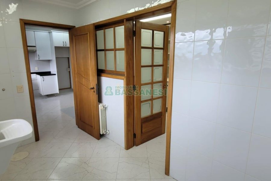 Apartamento com 221m², 3 dormitórios, 2 vagas, no bairro Jardim América em Caxias do Sul para Comprar