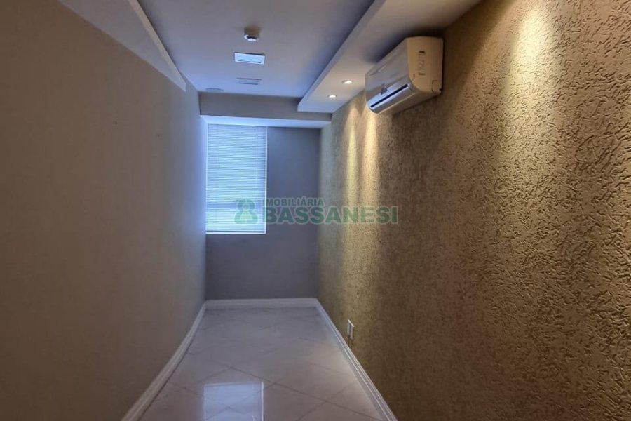 Sala com 33m², no bairro Centro em Caxias do Sul para Alugar ou Comprar