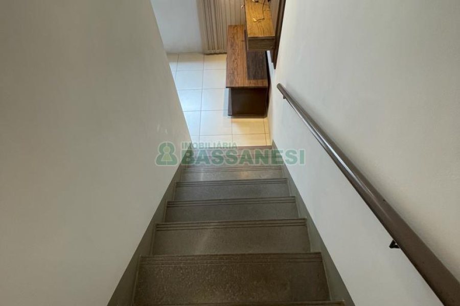 Sobrado Mobiliado com 320m², 2 dormitórios, 2 vagas, no bairro Santa Catarina em Caxias do Sul para Alugar