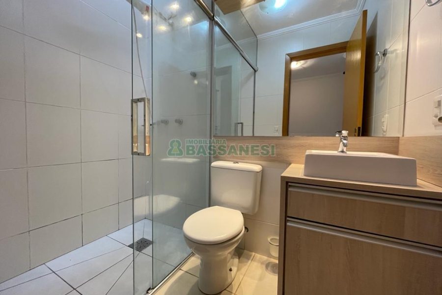 Sobrado Mobiliado com 320m², 2 dormitórios, 2 vagas, no bairro Santa Catarina em Caxias do Sul para Alugar