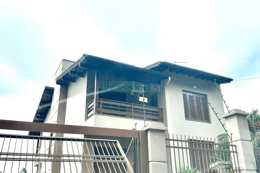 Casa com 360m², 3 dormitórios, 2 vagas, no bairro Cruzeiro em Caxias do Sul para Alugar ou Comprar