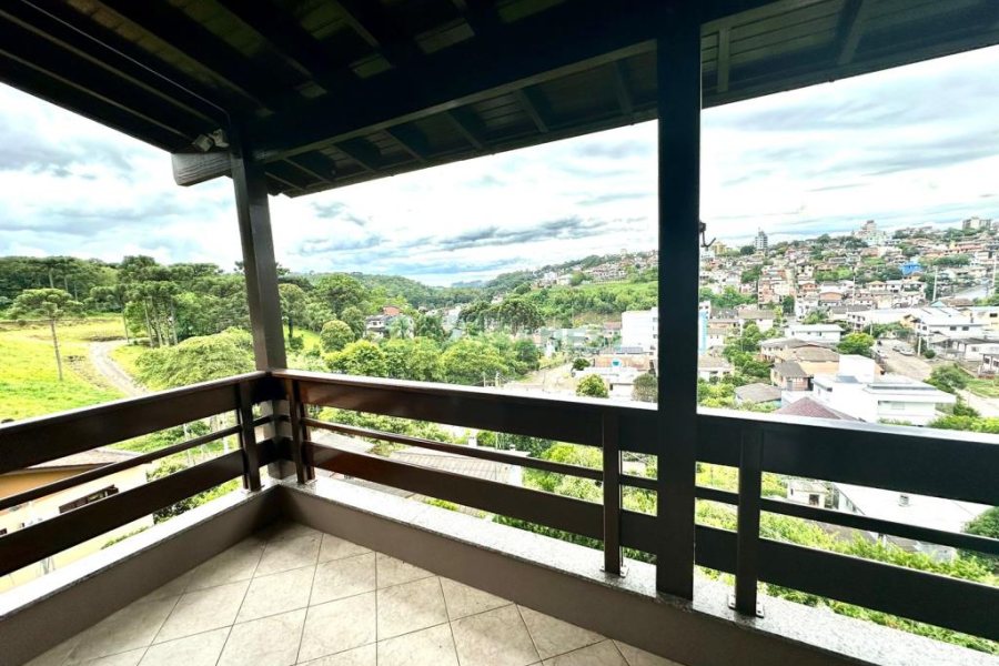 Casa com 360m², 3 dormitórios, 2 vagas, no bairro Cruzeiro em Caxias do Sul para Alugar ou Comprar