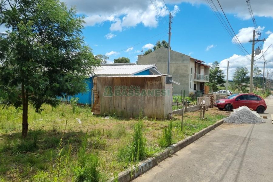 Terreno com 330m², no bairro De Zorzi em Caxias do Sul para Comprar