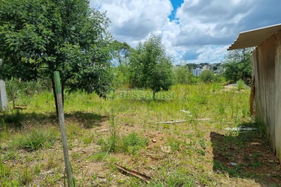 Terreno com 330m², no bairro De Zorzi em Caxias do Sul para Comprar