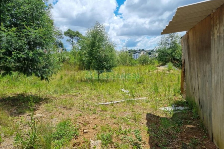 Terreno com 330m², no bairro De Zorzi em Caxias do Sul para Comprar