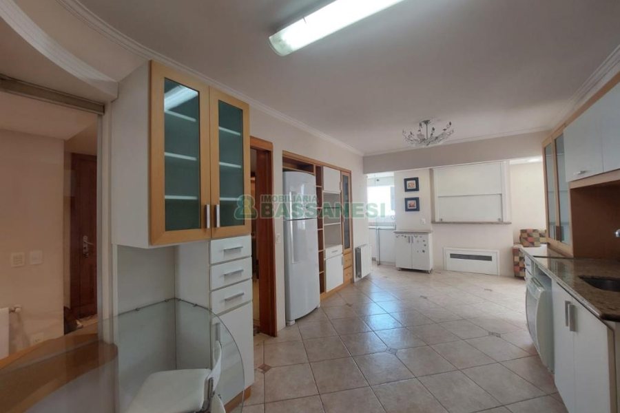 Apartamento com 187m², 3 dormitórios, 4 vagas, no bairro Centro em Caxias do Sul para Comprar